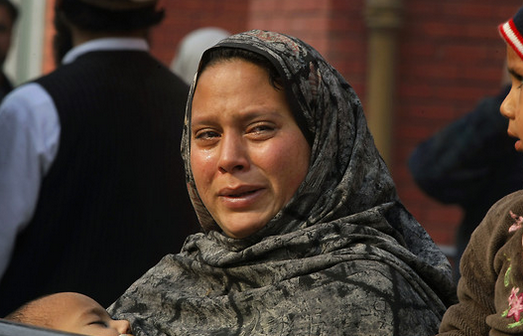 En anhörig till en skadad elev står och väntar på besked utanför ett sjukhus i stader Peshawar, Pakistan. En anhörig till en skadad elev står och väntar på besked utanför ett sjukhus i stader Peshawar, Pakistan.